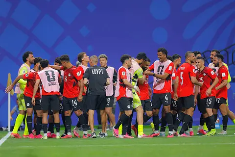 "بالهتافات والألعاب النارية".. كيف استقبلت الجماهير منتخب مصر بعد وداع كأس العالم؟ (فيديو)